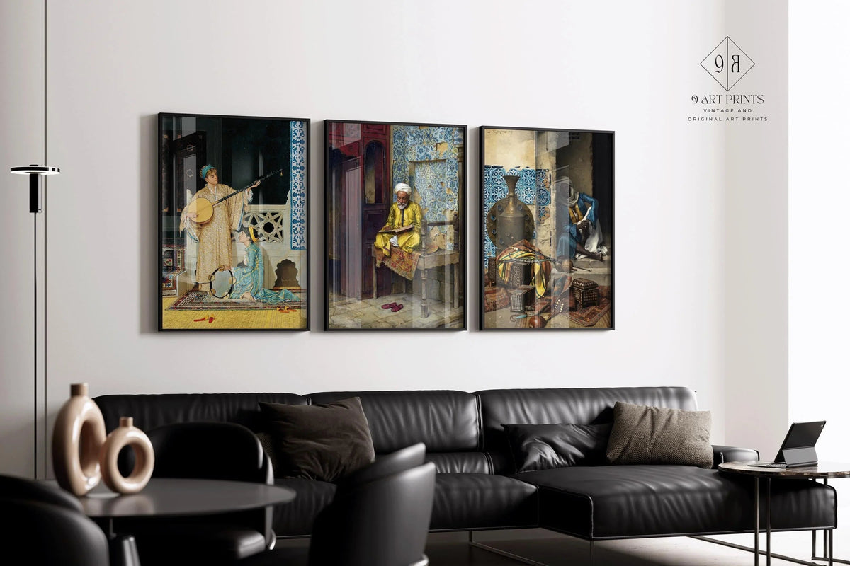 Élégance Orientaliste : Trio d'Œuvres d'Art à Fort Impact Présentant Musiciens, Érudits et Motifs Riches – Décoration Murale Intemporelle Disponible encadrée